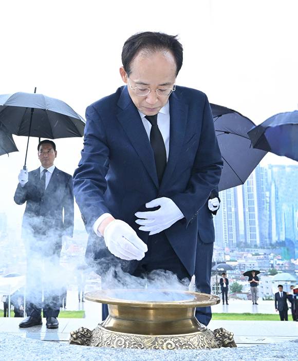 추경호 대구시장이 충혼탑을 참배하고 있다 [사진=대구시]