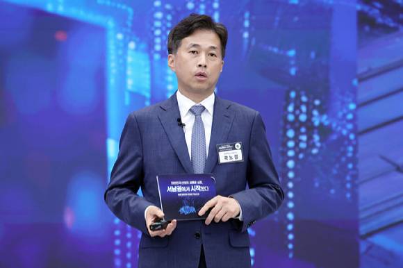 곽노정 SK하이닉스 대표가 지난달 30일 이재명 대통령 주재로 광주 김대중컨벤션센터에서 열린 서남권 첨단산업 발전비전 국민보고회에서 투자계획을 발표하고 있다.[사진=연합뉴스]