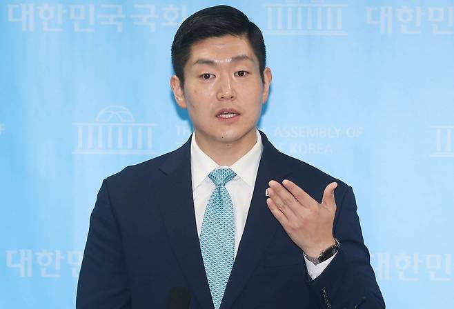 김재섭 국민의힘 의원이 지난 3월 국회 소통관에서 정원오 더불어민주당 서울시장 예비후보 의혹 관련 기자회견을 한 후 백브리핑을 하고 있다. 임현동 기자
