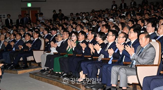 ▲ 제40대 우상호 강원특별자치도지사 취임식이 1일 강원대 백령아트센터에서 열린 가운데 내빈 및 강원도민 1000여 명이 참석해 박수를 치고 있다. 김정호 기자