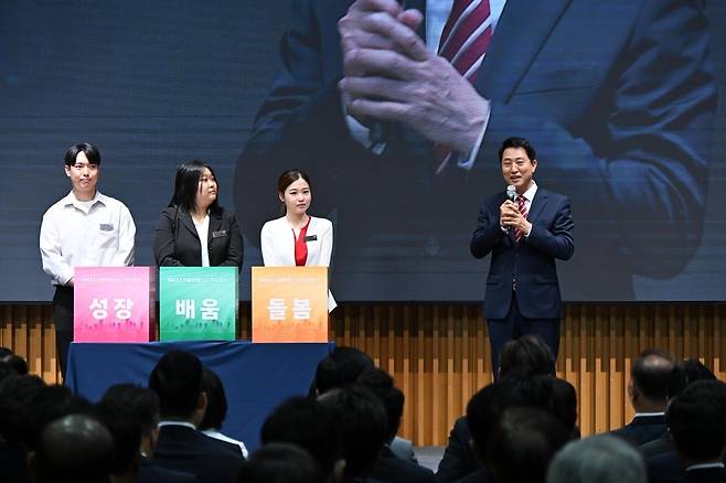 오세훈 서울시장이 서울시청에서 열린 제40대 서울시장 취임식에서 정책대표 시민들과 이야기를 나누고 있다./ 사진= 서울시 제공
