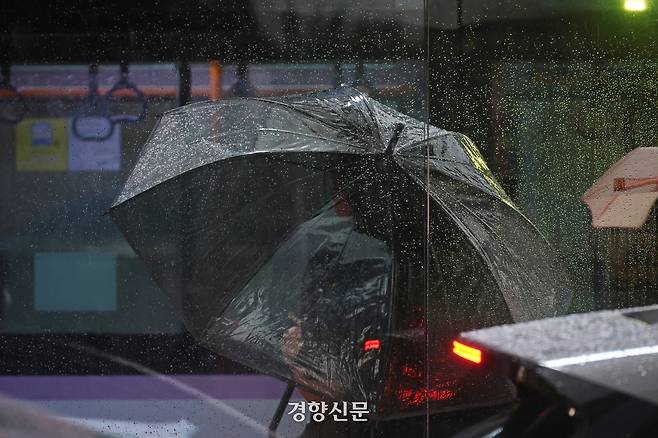 출근하는 시민들이 우산을 쓰고 서울 종로구 광화문 광장 일대에서 버스를 기다리고 있다. 정효진 기자
