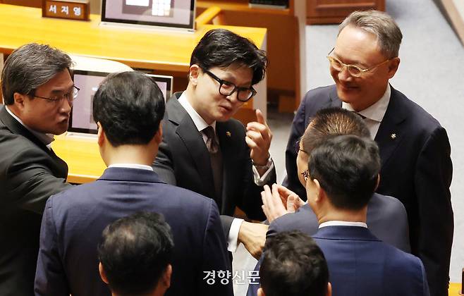 한동훈 무소속 의원(가운데)이 지난달 5일 국회 본회의에서 국민의힘 의원석으로 찾아가 의원들과 대화하고 있다. 박민규 선임기자