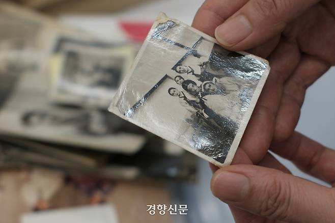 정은영이 수집한 국극 관련 옛날 사진. 김종목 기자