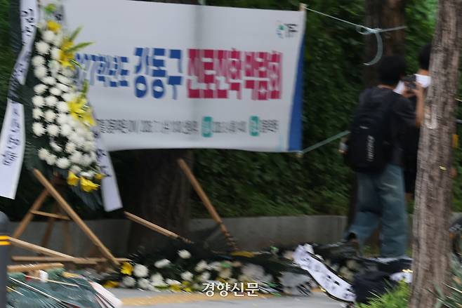 학생들이 근조화환을 무너뜨린 후 뛰어가고 있다.