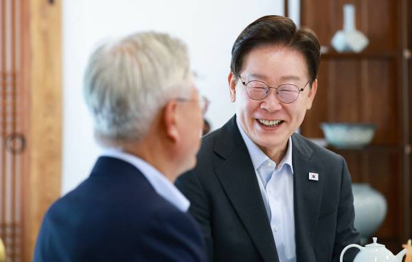 이재명 대통령이 1일 청와대 상춘재에서 오찬에 앞서 문재인 전 대통령의 인사말을 듣고 있다. 연합뉴스