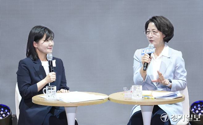 추미애 경기도지사가 1일 경기도청 다산홀에서 열린 취임식에서 도민과의 소통 프로그램인 '대청마루'를 통해 도민의 질의응답을 하고 있다. 홍기웅기자