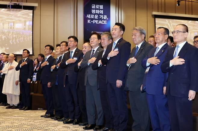 1일 이재명 대통령이 중구 영종국제도시 인스파이어리조트에서 열린 민주평화통일자문회의(민주평통) 유라시아지역회의에 참석해 국민의례를 하고 있다. 연합뉴스
