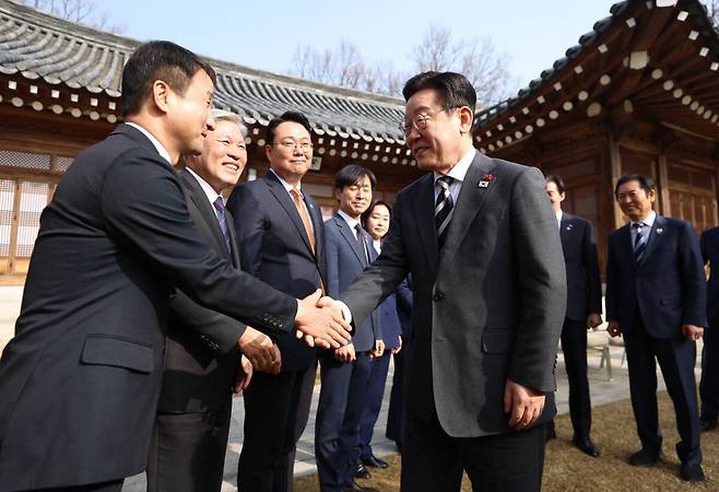 이재명 대통령이 16일 청와대 상춘재에서 열린 정당 지도부 초청 오찬에서 더불어민주당 한병도 원내대표와 악 수를 하고 있다. 연합뉴스