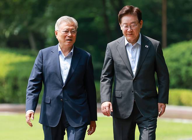 이재명 대통령과 문재인 전 대통령이 오늘(1일) 청와대에서 만나 오찬 장소로 이동하고 있다. / 사진 = 연합뉴스