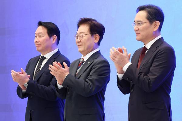 ▲ 이재명 대통령과 이재용 삼성전자 회장, 최태원 SK그룹 회장이 2026년 6월29일 청와대에서 열린 3대 메가프로젝트 국민보고회에서 기업 투자 발표 후 박수를 치고 있다. ⓒ연합뉴스