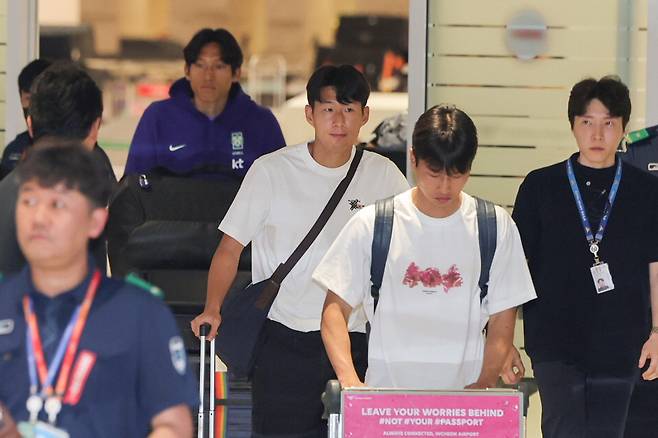 축구대표팀 주장 손흥민이 1일 인천국제공항을 통해 귀국하고 있다.  연합뉴스