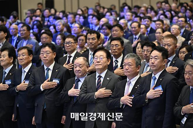 이재명 대통령의 1일 영종도 인스파이어에서 열린 제22기 민주평통 유라시아 지역회의 평화공존 정책 대화에서 국민의례를 하고 있다. 2026.07.01. 김호영기자