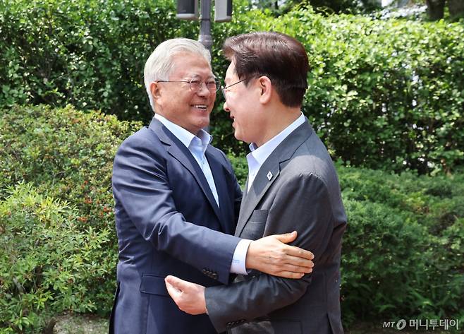 [서울=뉴시스] 조성봉 기자 = 이재명 대통령이 1일 청와대에서 문재인 전 대통령과 오찬 회동을 하기 전 포옹 인사를 하고 있다. (청와대통신사진기자단) 2026.07.01. suncho@newsis.com /사진=