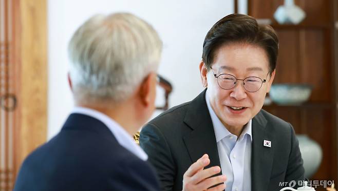 [서울=뉴시스] 조성봉 기자 = 이재명 대통령이 1일 청와대 상춘재에서 문재인 전 대통령과 오찬에 앞서 차담을 하고 있다. (청와대통신사진기자단) 2026.07.01. suncho@newsis.com /사진=