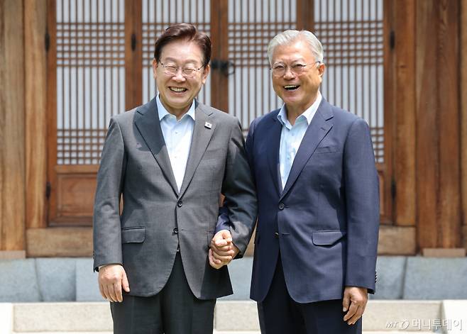 [서울=뉴시스] 조성봉 기자 = 이재명 대통령이 1일 청와대 상춘재에서 문재인 전 대통령과 오찬 회동을 하기 전 기념촬영을 하고 있다. (청와대통신사진기자단) 2026.07.01. suncho@newsis.com /사진=