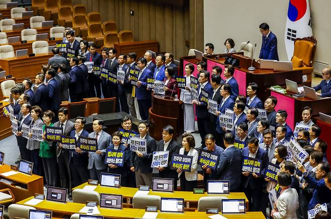 30일 서울 여의도 국회에서 열린 본회의에서 국민의힘 의원들이 원 구성 강행 규탄 및 본회의 연기를 촉구하며 피켓팅을 하고 있다. / 사진=뉴시스