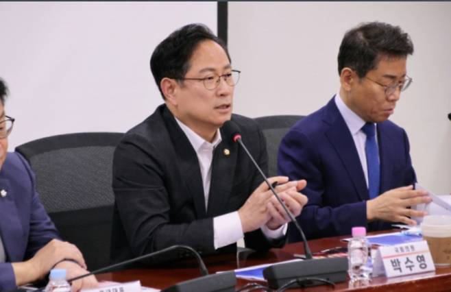 박수영 국민의힘 의원이 1일 서울 여의도 국회의원회관에서 열린 ‘상속세 개편의 경제적 효과’ 정책세미나에서 참석자들과 함께 세미나를 진행하고 있다. /사진=박수영 의원실