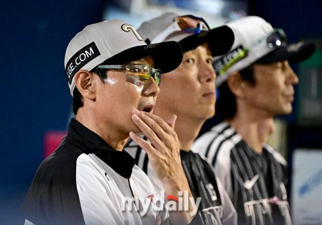 2026년 6월 25일 오후 서울 잠실구장에서 열린 '2026 신한 SOL KBO리그' 삼성 라이온즈와 LG 트윈스의 경기. LG 염경엽 감독이 지켜보고 있다./마이데일리