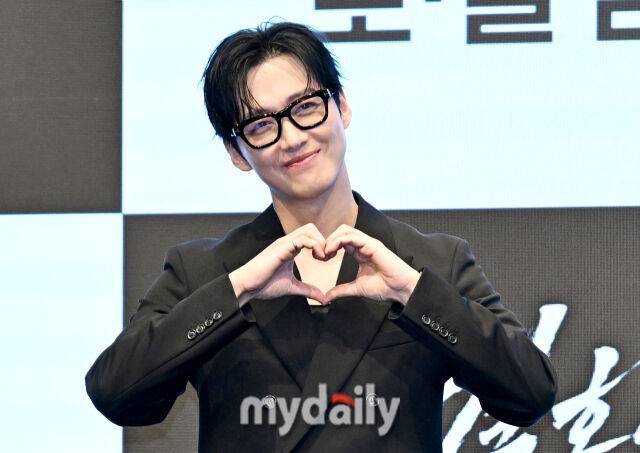 배우 남궁민이 1일 오후 서울 신도림 더세인트에서 진행된 KBS 2TV 새 토일드라마 '결혼의 완성' (극본 정재하, 연출 김정현 김민태) 제작발표회에서 포토타임을 갖고 있다. / 송일섭 기자 andlyu@mydaily.co.kr