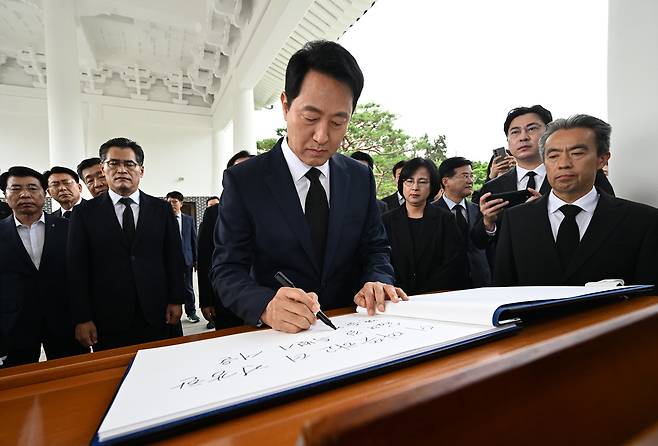 민선 9기 지방정부가 공식 출범한 1일 오세훈 서울시장이 서울 동작구 국립서울현충원을 찾아 참배를 마친 뒤 방명록을 남기고 있다. [연합]