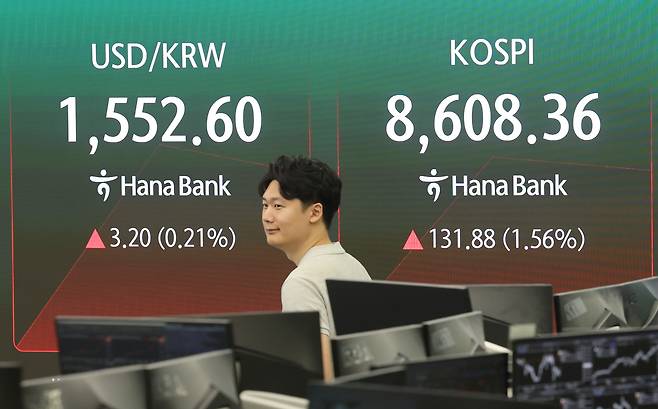 코서울 중구 하나은행 딜링룸에서 직원이 업무를 보고 있다. <연합뉴스>