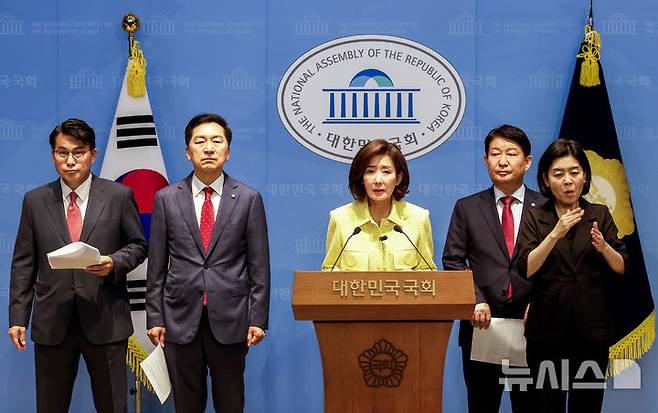 [서울=뉴시스] 정병혁 기자 = 나경원 국민의힘 의원을 비롯한 김기현, 윤상현, 권영진 의원이 1일 서울 여의도 국회 소통관에서 권창영 종합특검팀의 야당 국회의원 탄압수사 규탄 기자회견을 하고 있다. 2026.07.01. jhope@newsis.com
