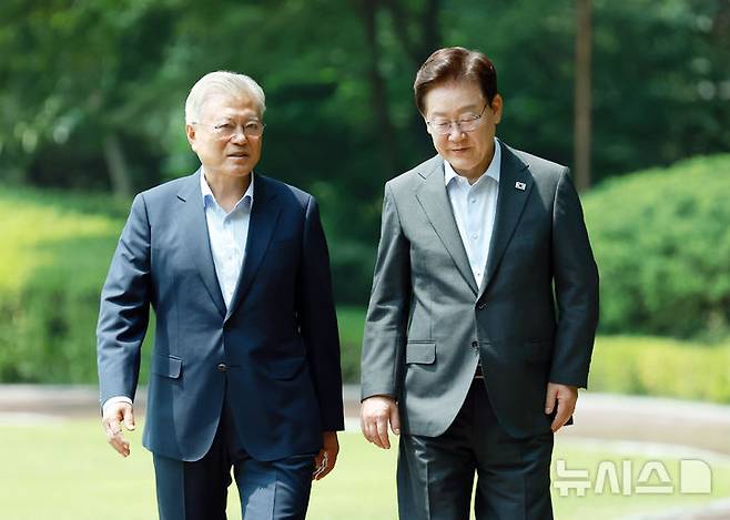 [서울=뉴시스] 조성봉 기자 = 이재명 대통령과 문재인 전 대통령이 1일 청와대에서 오찬을 위해 이동하며 대화하고 있다. (청와대통신사진기자단) 2026.07.01. suncho@newsis.com