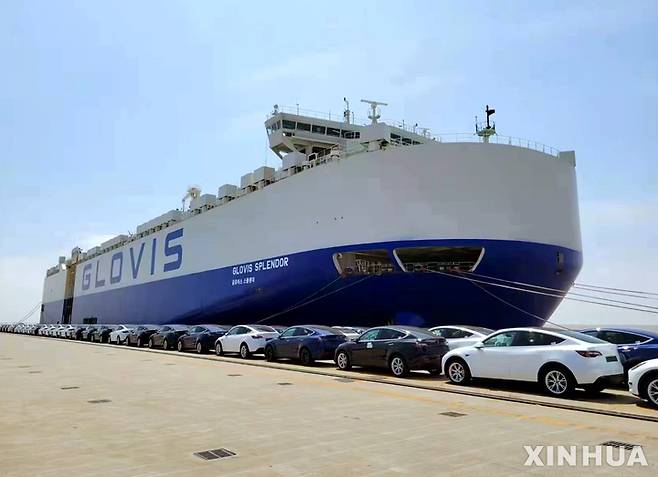 (220618) -- BEIJING, June 18, 2022 (Xinhua) -- A ship is loaded with electric cars produced by U.S. automaker Tesla's Shanghai Gigafactory, before leaving for Slovenia from a port in east China's Shanghai, May 11, 2022. (Xinhua)