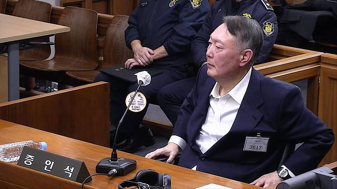 [서울=뉴시스] 한덕수 전 국무총리의 내란 혐의 재판에서 위증한 혐의로 기소됐으나 1심에서 무죄를 선고받은 윤석열 전 대통령의 항소심이 1일 시작됐다. 사진은 윤 전 대통령이 지난해 11월 19일 서울 서초구 서울중앙지법에서 열린 내란방조, 위증 등 혐의 한덕수 전 국무총리 10차 공판에 증인으로 출석한 모습. (사진=서울중앙지방법원 제공) 2026.07.01. photo@newsis.com *재판매 및 DB 금지