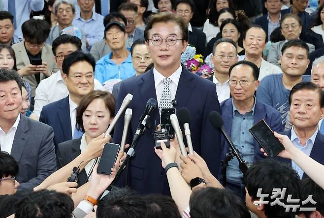 전재수 더불어민주당 부산시장 후보가 4일 새벽 부산 부산진구 선거사무소에서 당선이 확정된 후 소감을 밝히고 있다. 부산＝류영주 기자