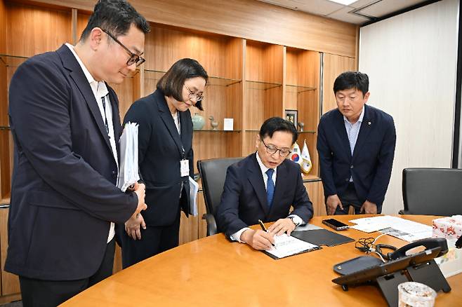 이동권 울산북구청장은 취임식에 앞서 제1호 결재로 주민들의 교통 불편을 대대적으로 해소하기 위한 '북구 교통혁신 종합계획 수립 추진계획'에 서명했다. 북구청 제공