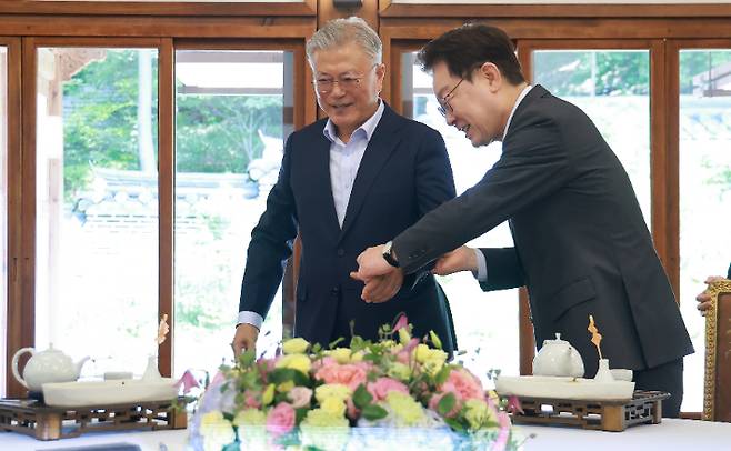 이재명 대통령 1일 오찬장인 청와대 상춘재에서 문재인 전 대통령에게 자리를 안내하고 있다. 연합뉴스