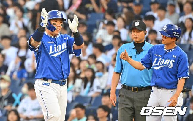 [OSEN=창원, 이석우 기자] 30일 창원NC파크에서 2026 신한 SOL KBO 리그 NC 다이노스와 삼성 라이온즈의 경기가 열렸다. 홈팀 NC는 테일러가, 방문팀 삼성은 오러클린이 선발 출전했다. 삼성 라이온즈 최형우가 1회초 2사 2루 우익수 앞 1타점 안타를 치고 세리머니를 하고 있다. 2026.06.30 / foto0307@osen.co.kr