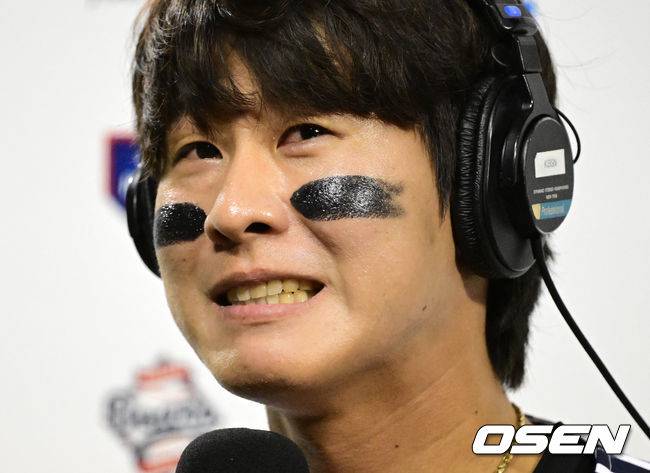 [OSEN=잠실, 지형준 기자] 30일 롯데와 경기에서 7번 유격수로 선발 출전해 4타수 2안타(1홈런) 4타점 1득점으로 대활약하며 팀의 5-0 승리를 이끈 두산 박찬호가 방송 인터뷰를 하고 있다.