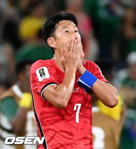 [OSEN=몬테레이(멕시코), 이대선 기자] 홍명보 감독이 이끄는 대한민국 축구대표팀은 25일(이하 한국시간) 오전 10시 멕시코 몬테레이 스타디움에서 개최된 2026 국제축구연맹(FIFA) 북중미 월드컵 조별리그 A조 최종전에서 남아프리카공화국에게 0-1 충격패를 당했다. 1승2패가 된 한국은 A조 3위로 밀리며 32강 자력진출에 실패했다. 한국은 나머지 조들의 상황을 따져보고 32강에 진출할 가능성은 남아있다.경기 종료 후 대한민국 손흥민이 패배에 아쉬워하고 있다. 2026.06.25 /sunday@osen.co.kr