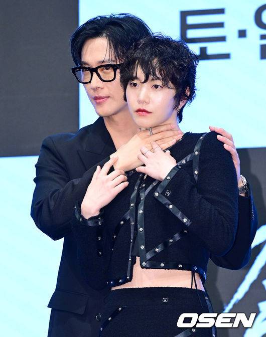 [OSEN=지형준 기자] KBS 2TV 새 토일 미니시리즈 ‘결혼의 완성’ 제작발표회가 1일 서울 구로구 신도림 더 세인트에서 열렸다.‘결혼의 완성’은 이혼 직전 납치된 아내를 구하기 위해 인면수심의 범죄자와 극한 사투를 벌이게 된 한 남자의 위험천만한 범죄스릴러다.배우 남궁민, 이설이 포토타임을 하고 있다. 2026.07.01 / jpnews@osen.co.kr