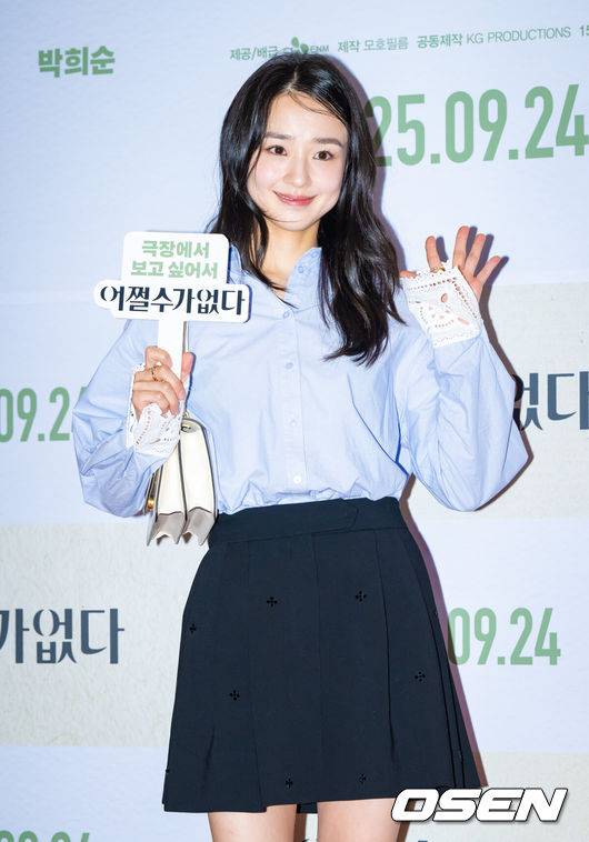 [OSEN=박준형 기자] 22일 오후 서울 용산아이파크몰 내 용산 CGV에서 영화 '어쩔수가 없다'(감독 박찬욱) 셀럽 시사회가 진행됐다.'다 이루었다'고 느낄 만큼 삶이 만족스러웠던 회사원 만수(이병헌 분)가 덜컥 해고된 후, 아내와 두 자식을 지키기 위해, 어렵게 장만한 집을 지켜내기 위해, 재취업을 향한 자신만의 전쟁을 준비하며 벌어지는 이야기를 그린 작품으로 오는 24일 개봉한다.손연재가 포즈를 취하고 있다.  2025.09.22 / soul1014@osen.co.kr