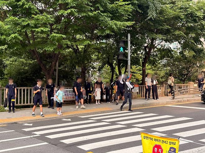 30일 오전 8시40분쯤 동인초등학교 앞 삼거리 횡단보도에서 양신현씨가 호루라기를 불며 차량을 제지하고 있다. 허은선 인턴기자