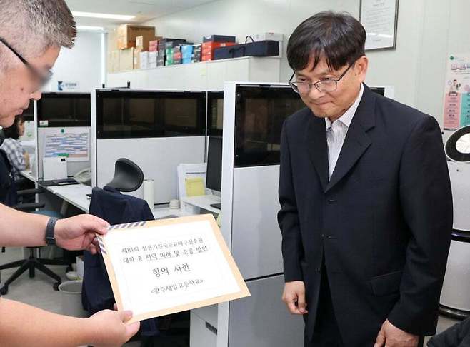 이규연 광주제일고등학교(광주일고) 교장(오른쪽)이 30일 서울 송파구 대한야구소프트볼협회를 방문해 전국 고교야구대회 도중 발생한 상대팀 배재고등학교의 응원 구호 논란과 관련한 항의서한을 전달한 뒤 굳은 표정을 하고 있다. 연합뉴스