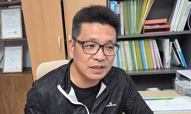 방대진 희망그린마을 대표가 사무실에서 마을의 철학 등에 대해 설명하고 있다.