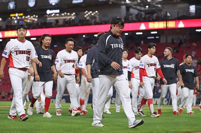 KIA 선수들이 1일 SSG와의 연장 혈투가 6-6으로 마무리되자 허탈한 표정으로 그라운드를 벗어나고 있다. KIA 타이거즈 제공