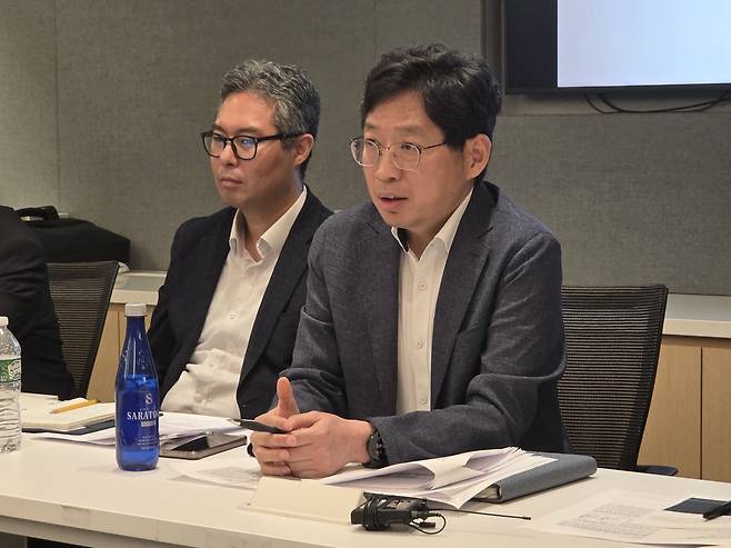 전광명(오른쪽) 한국은행 뉴욕사무소장이 29일(현지 시간) 맨해튼 사무실에서 특파원들과 간담회를 갖고 미국의 하반기 경제 전망에 대해 설명하고 있다. 뉴욕=윤경환 특파원