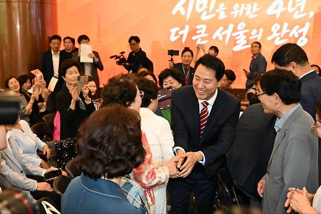 오세훈 서울시장이 1일 오전 서울시청에서 열린 제40대 서울시장 취임식에서 참석자들과 인사를 나누고 있다. 사진제공=서울시
