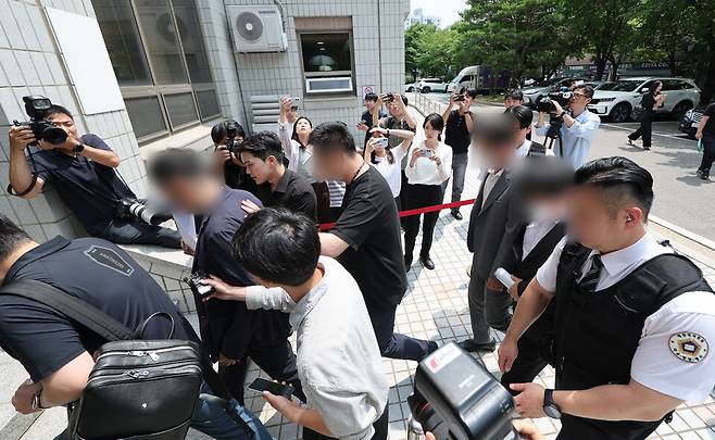 1000억원 규모의 자금을 조달해&nbsp;주가조작을 한 혐의를 받는 피의자들이 1일 서울남부지방법원에서 열린 구속 전 피의자 심문(영장실질심사)에 출석했다. ⓒ연합뉴스