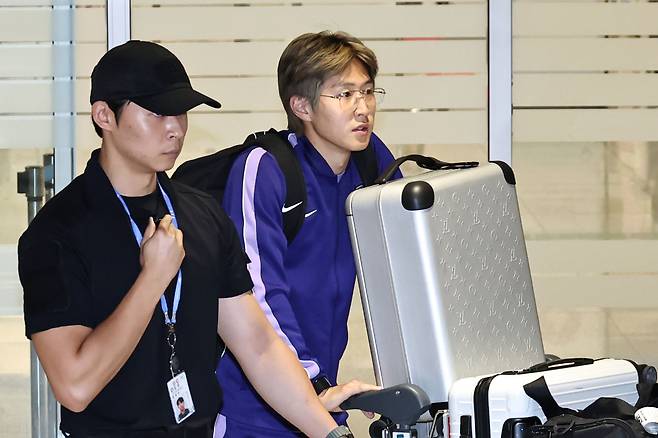 북중미 월드컵을 마친 한국 축구대표팀의 이강인이 30일 인천국제공항 제2여객터미널을 통해 귀국하고 있다.