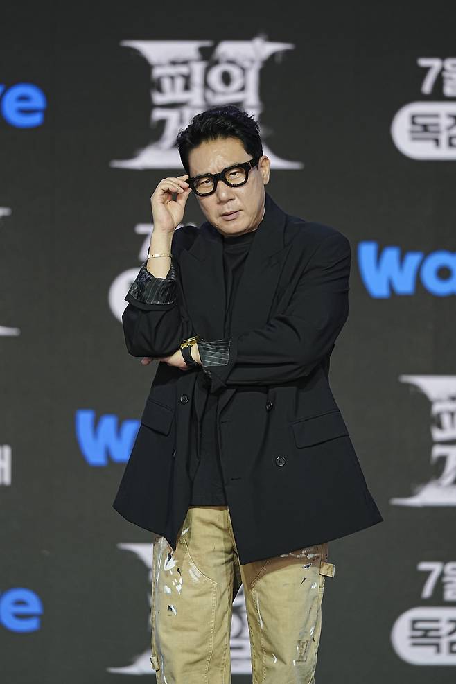 웨이브 예능 ‘피의 게임 X’에 출연하는 방송인 이상민이 1일 온라인 생중계 형식으로 열린 프로그램 제작발표회에 참석해 포즈를 취하고 있다. 웨이브