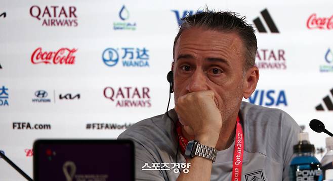 2022 카타르 월드컵 우루과이와의 H조 조별 예선 첫 경기를 앞둔 한국 축구국가대표팀 파울루 벤투 감독이 23일(현지시간) 카타르 도하 카타르 내셔널 컨벤션센터의 메인 미디어 센터에서 기자회견을 하고 있다. 도하|권도현 기자