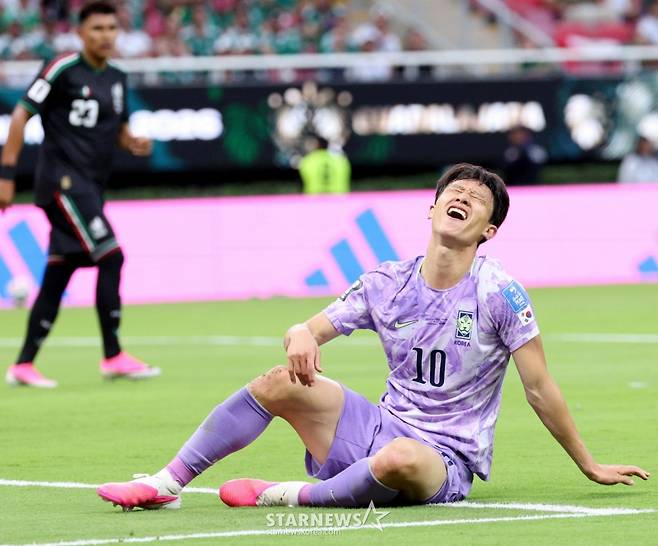 2026 북중미월드컵 A조 예선 대한민국 대 멕시코 경기가 19일(한국 시간) 멕시코 과달라하라 에스타디오 아크론에서 열렸다.이재성이 기회를 놓치고 아쉬움을 터트리고 있다. /사진=김진경 대기자