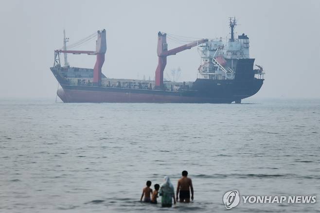 호르무즈 해협에 정박한 화물선  [AP=연합뉴스 자료사진. 재판매 및 DB 금지]